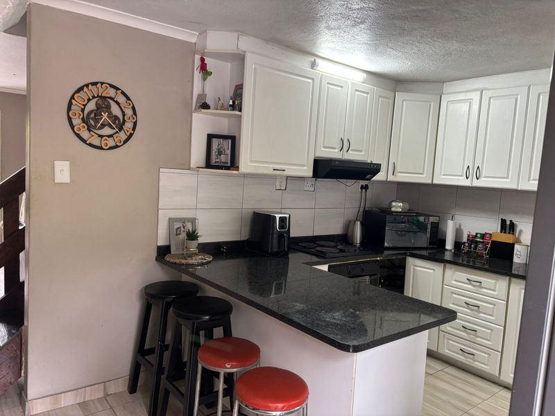 A Cozy Nest Awaits in Pinetown's Hidden Gem - Photo 6