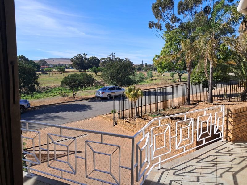 Elevated home with views and a proper sized braai and entertaiment room - Photo 4