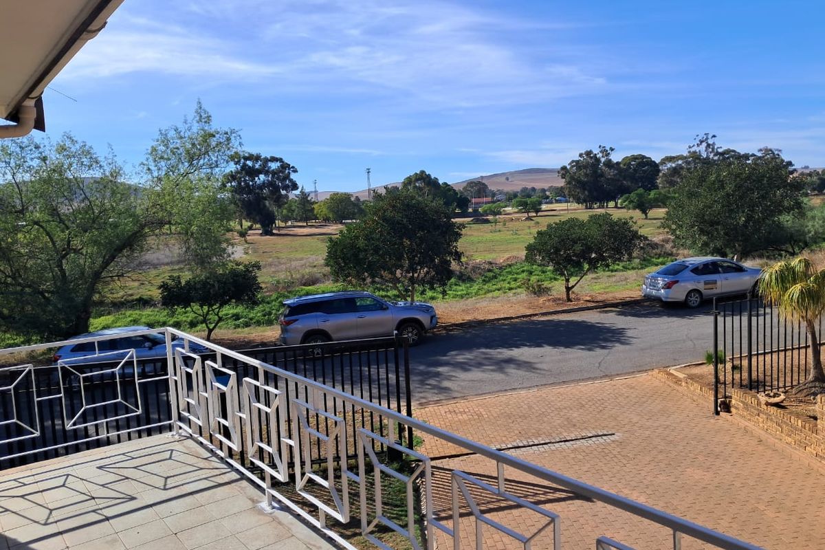 Elevated home with views and a proper sized braai and entertaiment room - Photo 5