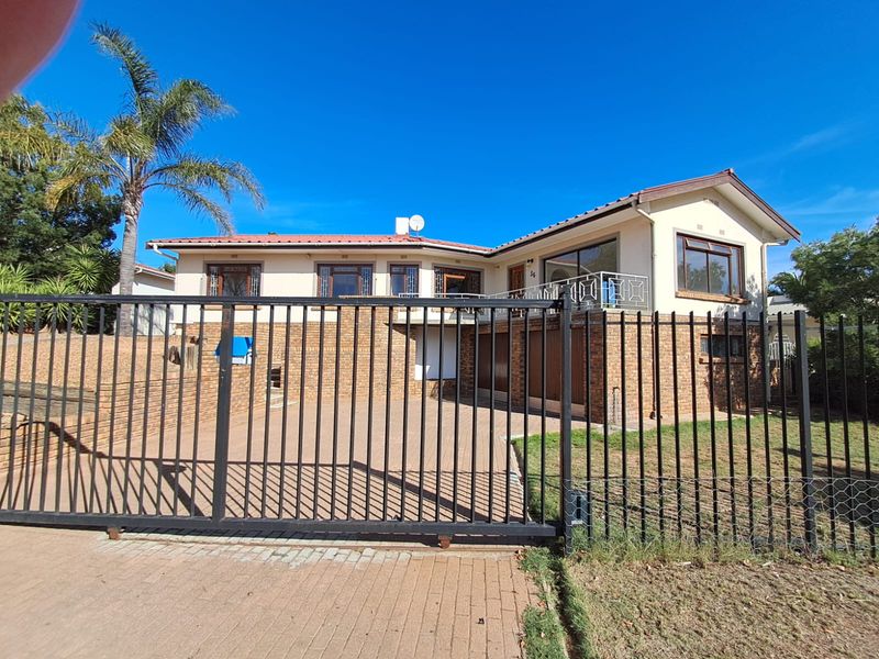 Elevated home with views and a proper sized braai and entertaiment room - Photo 3