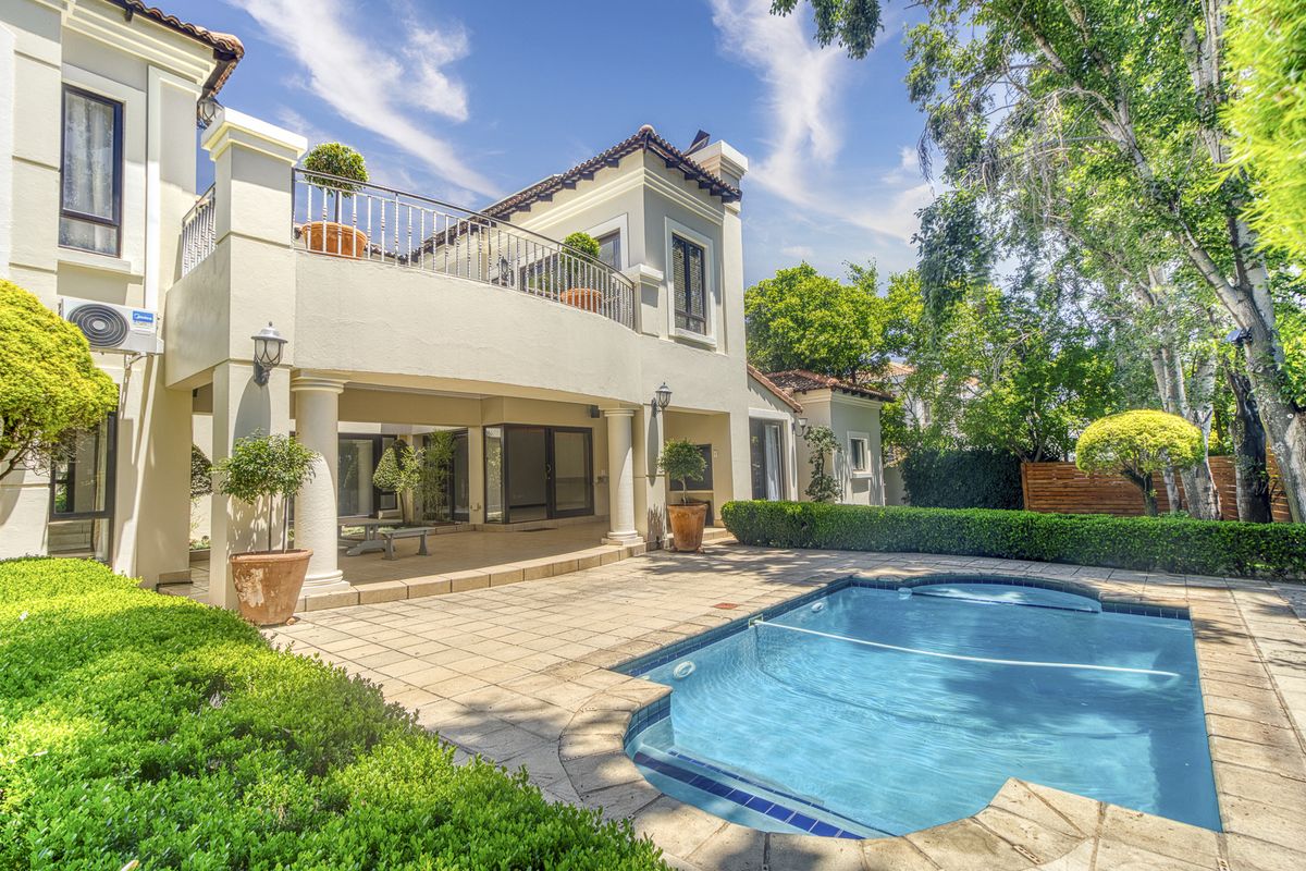 Executive Residence in secure Cedar Lakes Lifestyle Estate - Photo 3