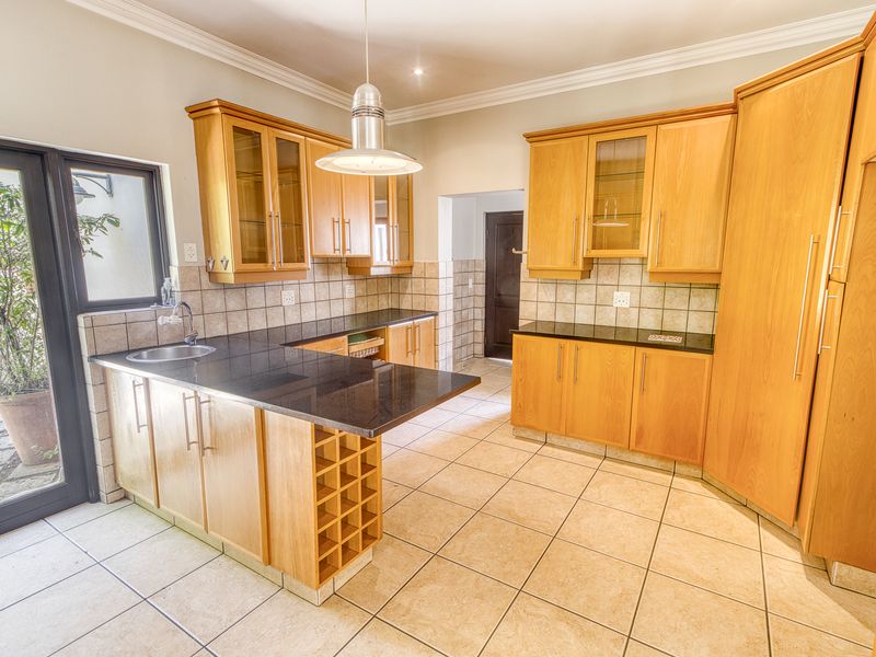 Executive Residence in secure Cedar Lakes Lifestyle Estate - Photo 10