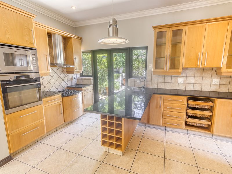 Executive Residence in secure Cedar Lakes Lifestyle Estate - Photo 9