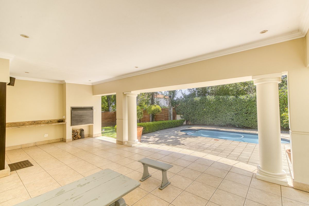 Executive Residence in secure Cedar Lakes Lifestyle Estate - Photo 4