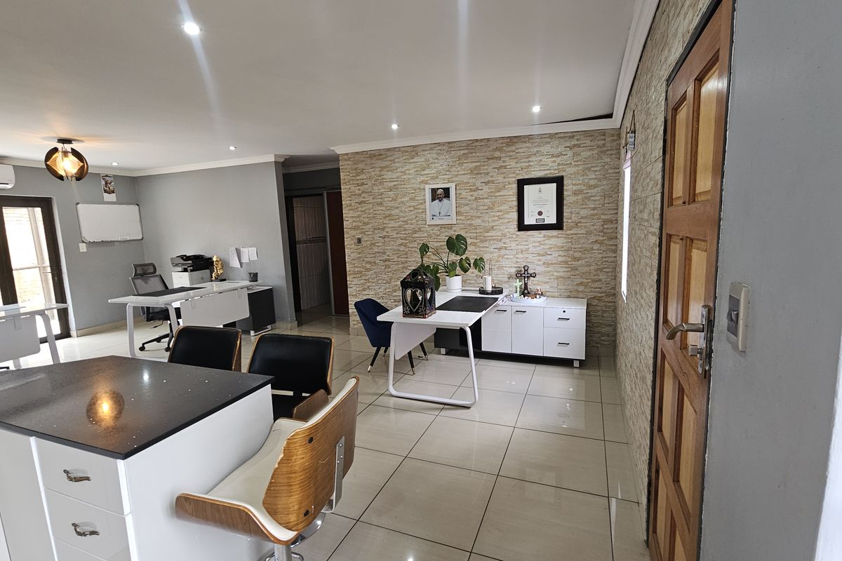 PERFECT 3 Bed 2 BATH FAMILY HOME, IN SECURE COMPLEX - Photo 5