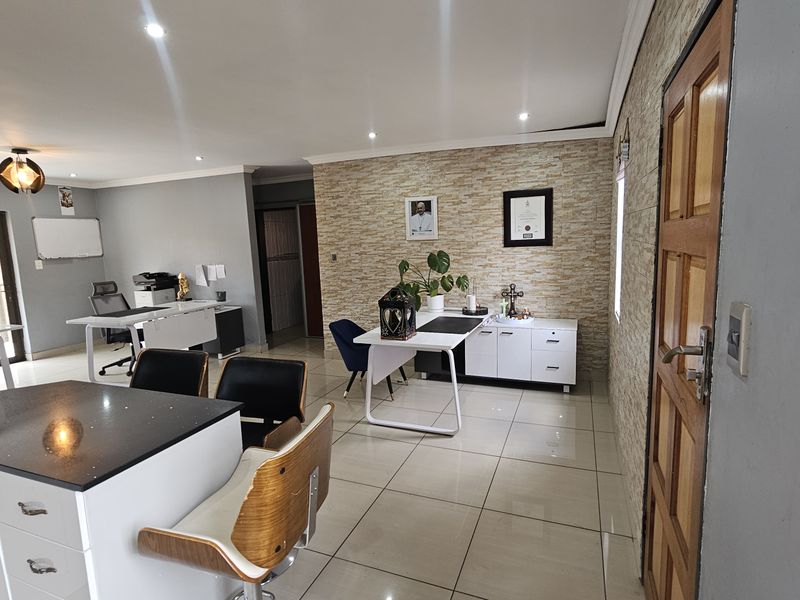 PERFECT 3 Bed 2 BATH FAMILY HOME, IN SECURE COMPLEX - Photo 5