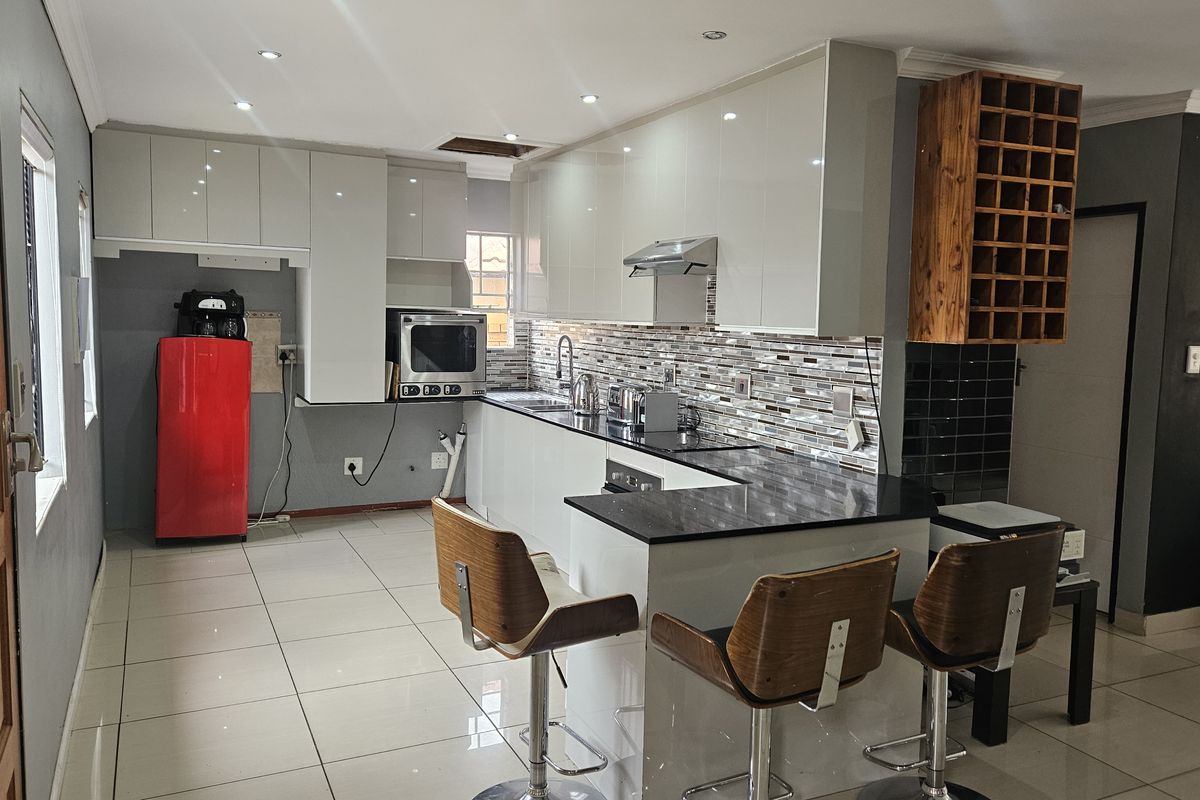 PERFECT 3 Bed 2 BATH FAMILY HOME, IN SECURE COMPLEX - Photo 3