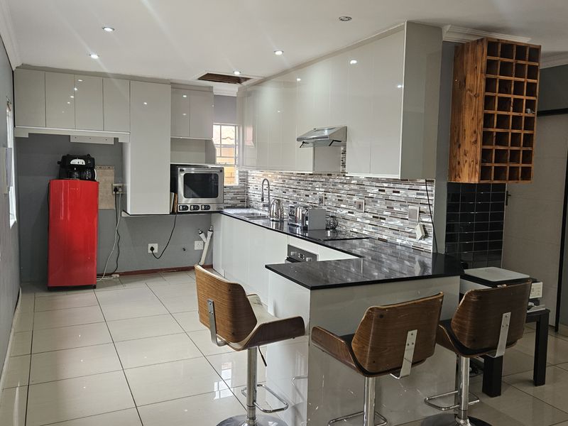 PERFECT 3 Bed 2 BATH FAMILY HOME, IN SECURE COMPLEX - Photo 3