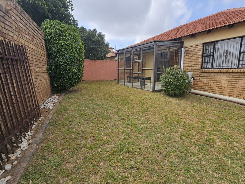 PERFECT 3 Bed 2 BATH FAMILY HOME, IN SECURE COMPLEX - Photo 2