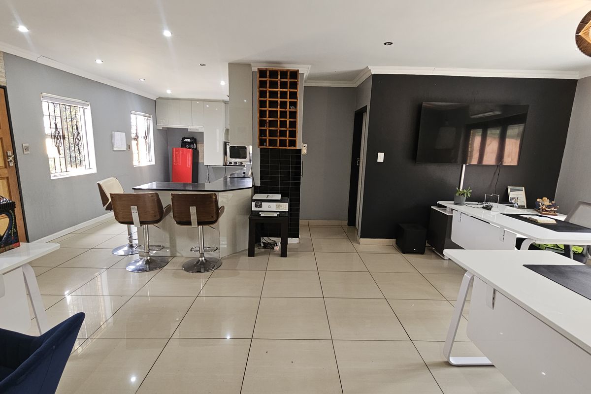 PERFECT 3 Bed 2 BATH FAMILY HOME, IN SECURE COMPLEX - Photo 4