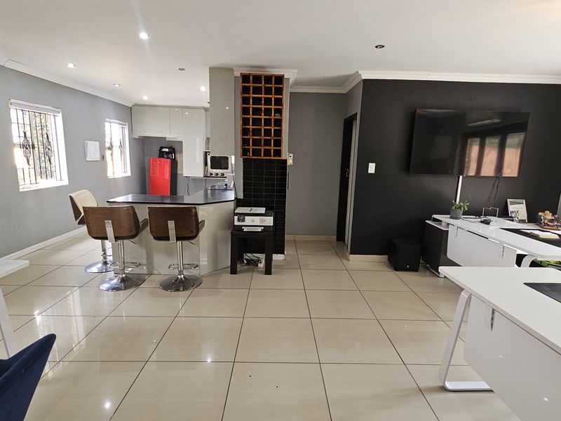 PERFECT 3 Bed 2 BATH FAMILY HOME, IN SECURE COMPLEX - Photo 4