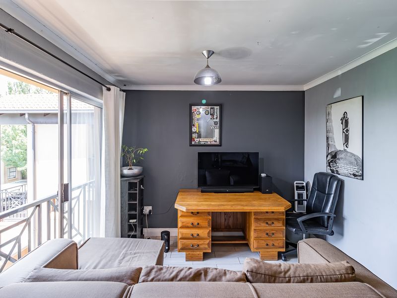 Charming apartment in Bryanston, Sandton—modern living with style and convenience awaits! - Photo 5