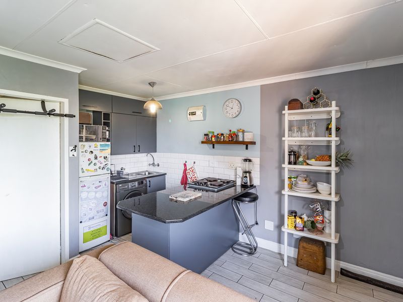 Charming apartment in Bryanston, Sandton—modern living with style and convenience awaits! - Photo 10