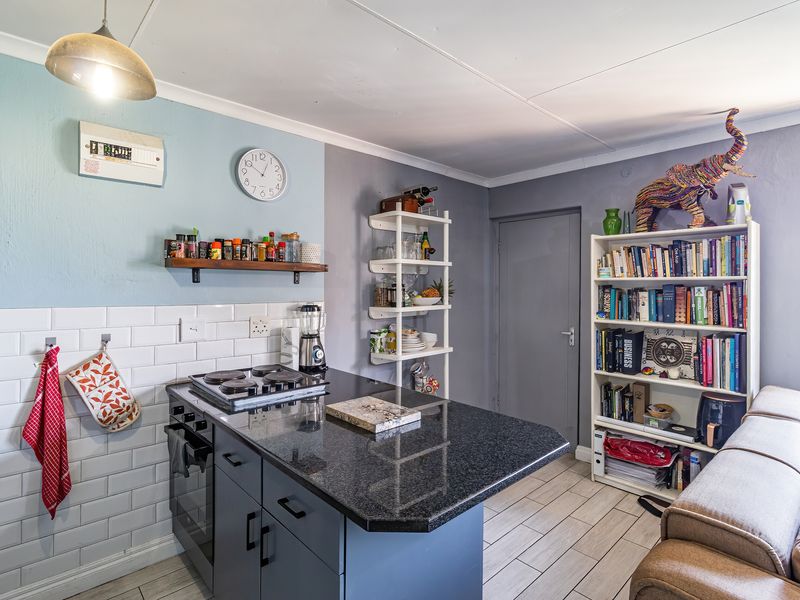 Charming apartment in Bryanston, Sandton—modern living with style and convenience awaits! - Photo 9