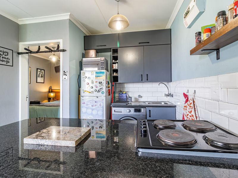 Charming apartment in Bryanston, Sandton—modern living with style and convenience awaits! - Photo 8