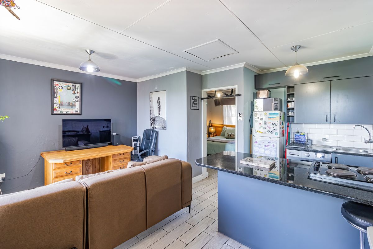 Charming apartment in Bryanston, Sandton—modern living with style and convenience awaits! - Photo 3