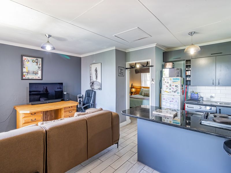 Charming apartment in Bryanston, Sandton—modern living with style and convenience awaits! - Photo 3