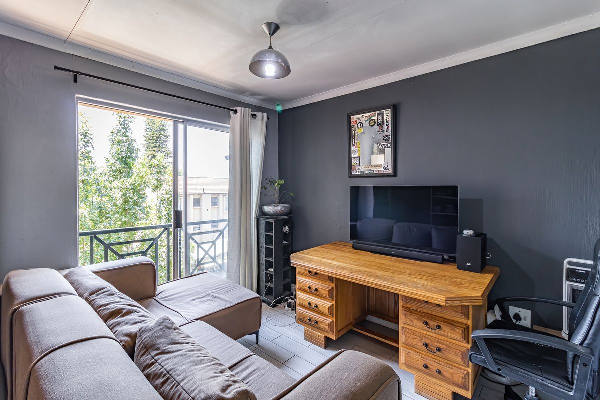 Charming apartment in Bryanston, Sandton—modern living with style and convenience awaits! - Photo 4