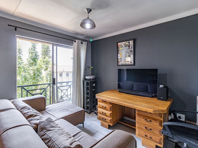 Charming apartment in Bryanston, Sandton—modern living with style and convenience awaits! - Photo 4