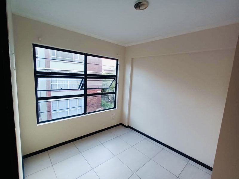 Neat & Well-Maintained 2 Bedroom Apartment in Prime Essenwood Location - Photo 5