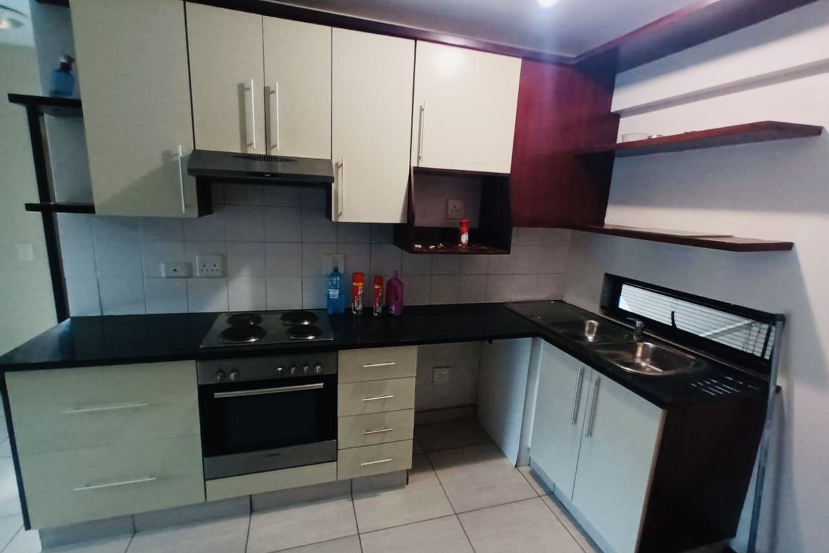 Neat & Well-Maintained 2 Bedroom Apartment in Prime Essenwood Location - Photo 2