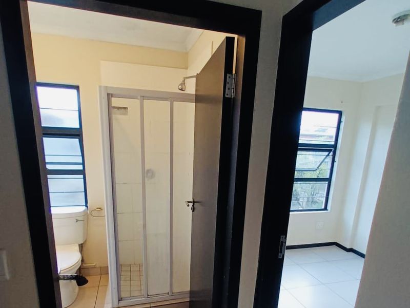 Neat & Well-Maintained 2 Bedroom Apartment in Prime Essenwood Location - Photo 6