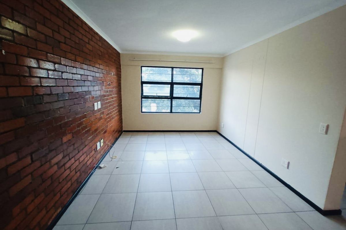 Neat & Well-Maintained 2 Bedroom Apartment in Prime Essenwood Location - Photo 3