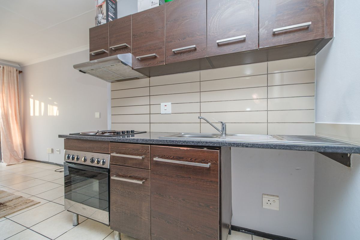 Modern 2 Bed, 1 Bath Unit for Sale in Noordhang - Photo 2