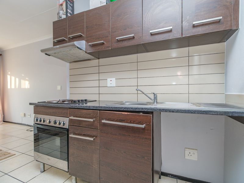 Modern 2 Bed, 1 Bath Unit for Sale in Noordhang - Photo 2