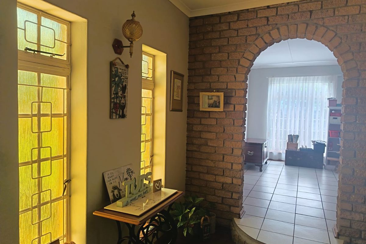 Vanes Estate Family Home For Sale! - Photo 2