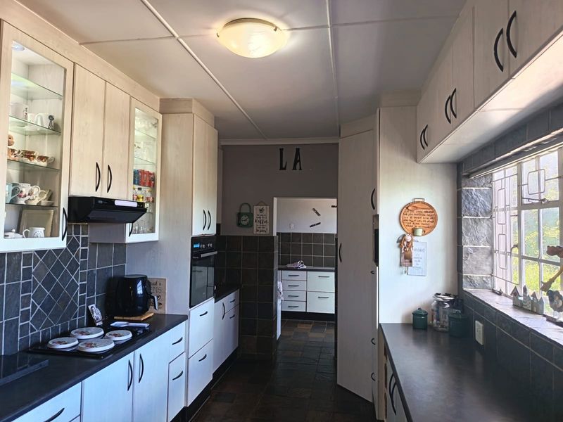 Vanes Estate Family Home For Sale! - Photo 9