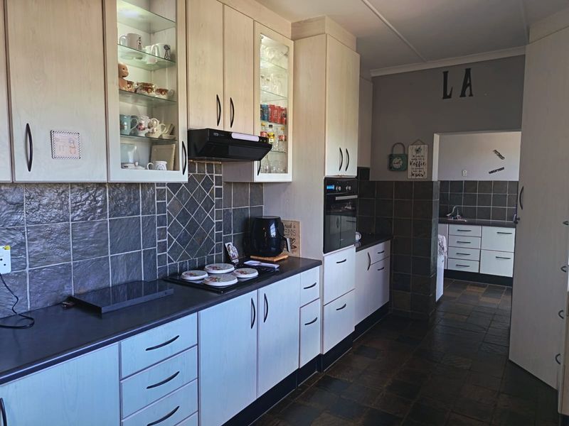 Vanes Estate Family Home For Sale! - Photo 8