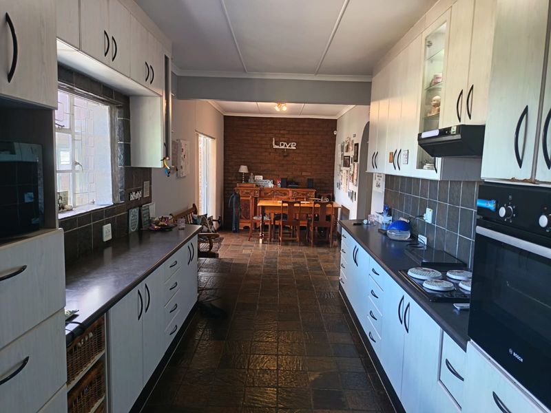 Vanes Estate Family Home For Sale! - Photo 7