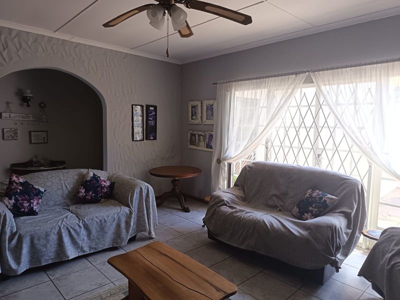 Vanes Estate Family Home For Sale! - Photo 6