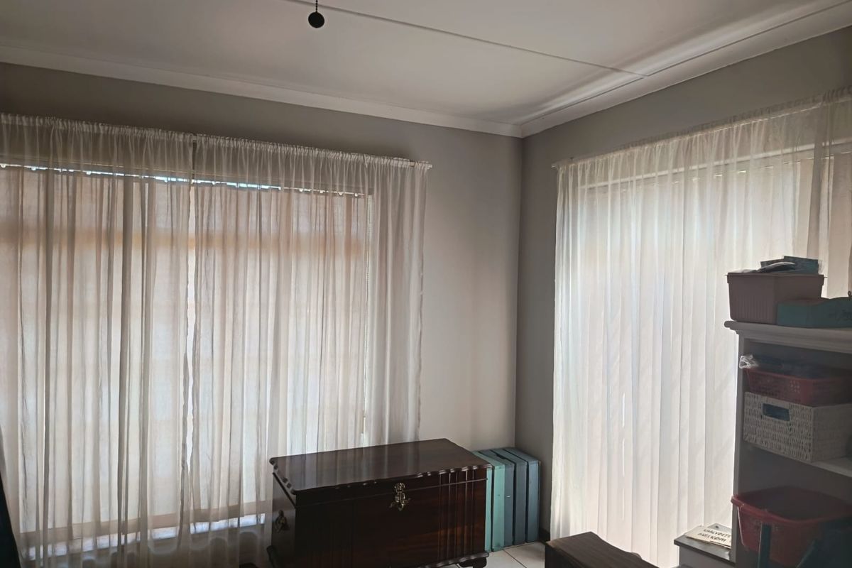 Vanes Estate Family Home For Sale! - Photo 3