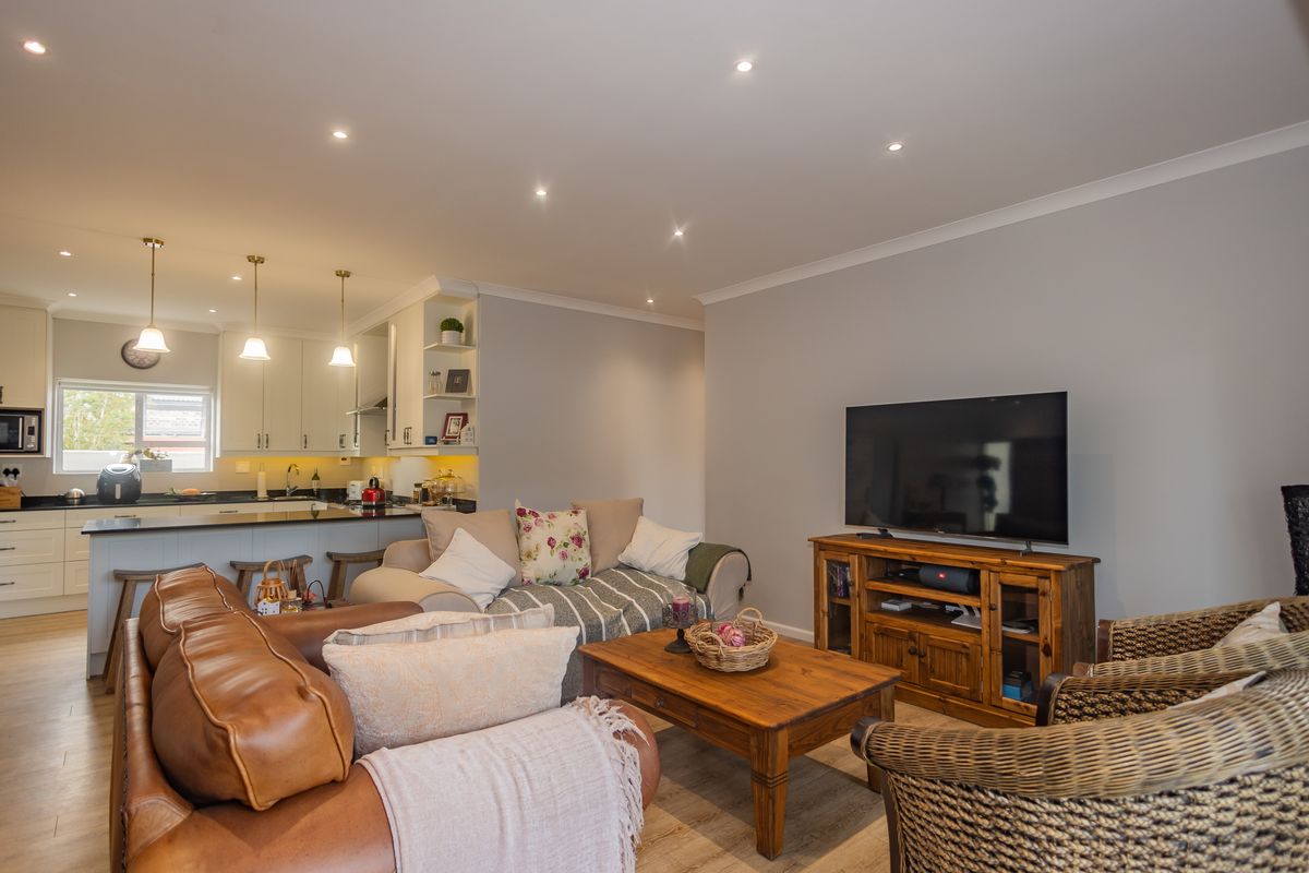 ***EXCLUSIVE SOLE MANDATE*** - Modern Winelands Living with Breathtaking Mountain Views - Photo 5