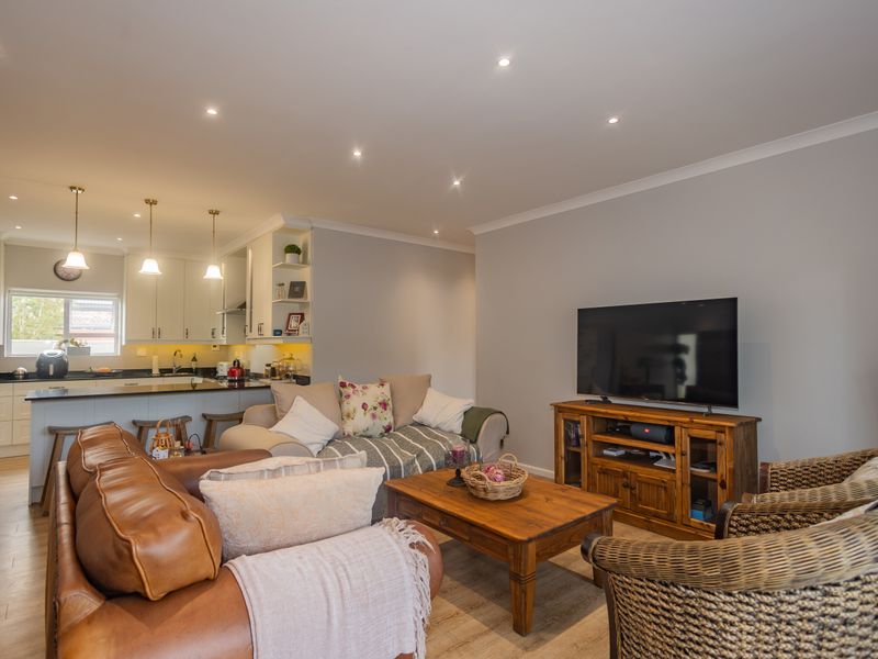 ***EXCLUSIVE SOLE MANDATE*** - Modern Winelands Living with Breathtaking Mountain Views - Photo 5