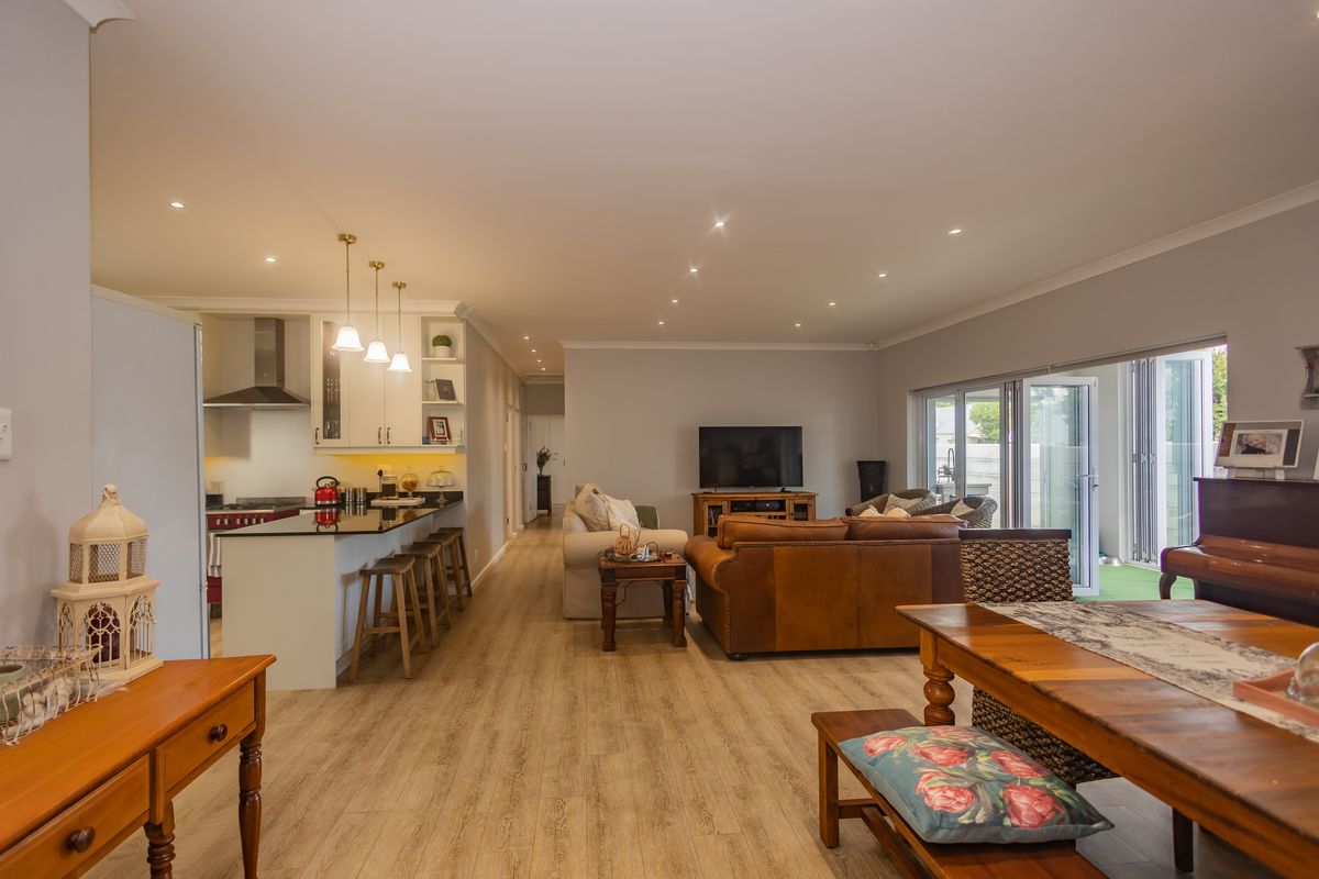 ***EXCLUSIVE SOLE MANDATE*** - Modern Winelands Living with Breathtaking Mountain Views - Photo 3