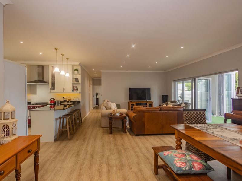 ***EXCLUSIVE SOLE MANDATE*** - Modern Winelands Living with Breathtaking Mountain Views - Photo 3