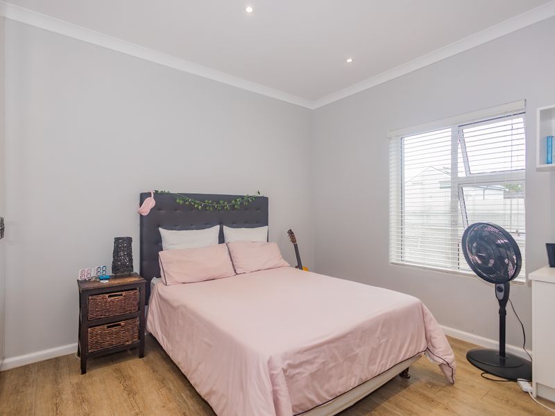 ***EXCLUSIVE SOLE MANDATE*** - Modern Winelands Living with Breathtaking Mountain Views - Photo 10