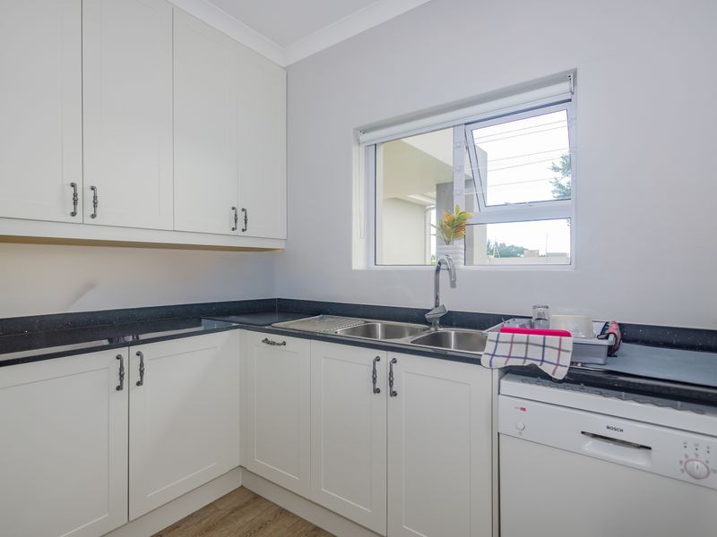 ***EXCLUSIVE SOLE MANDATE*** - Modern Winelands Living with Breathtaking Mountain Views - Photo 9