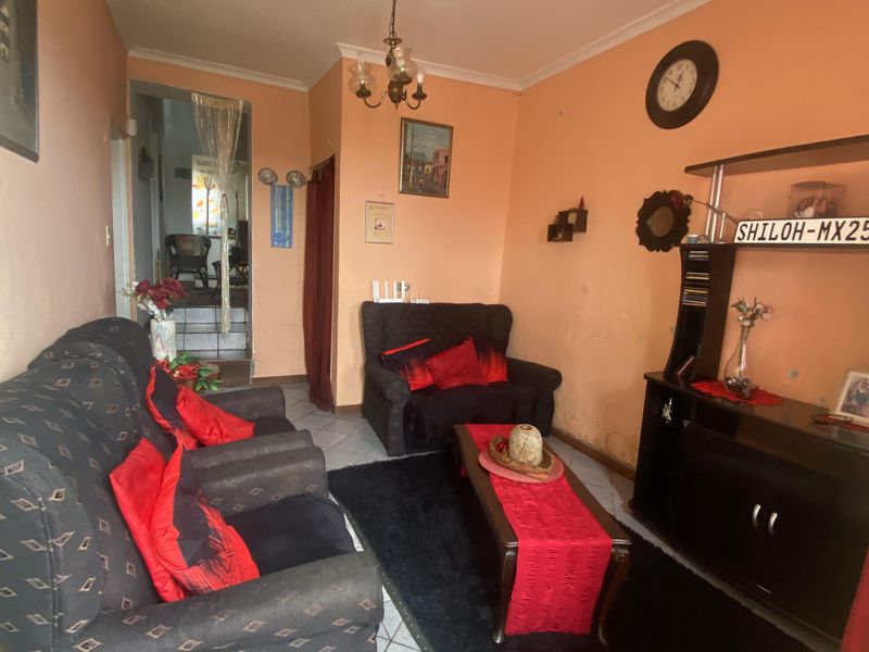 Coastal Charm Meets Mountain Majesty — 3 Bedrooms of Pure Comfort - Photo 3