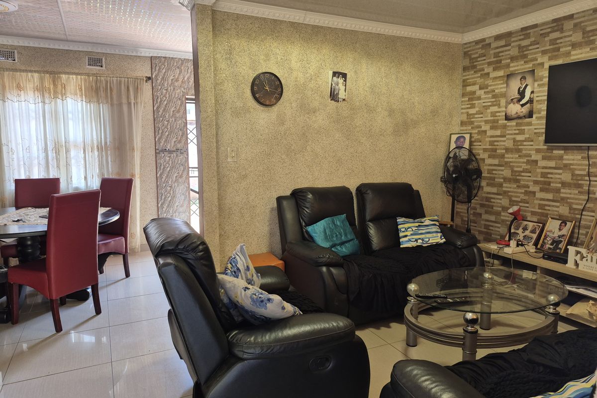 Charming 3 Bedroom Home in a Secure, Convenient Location - Photo 5