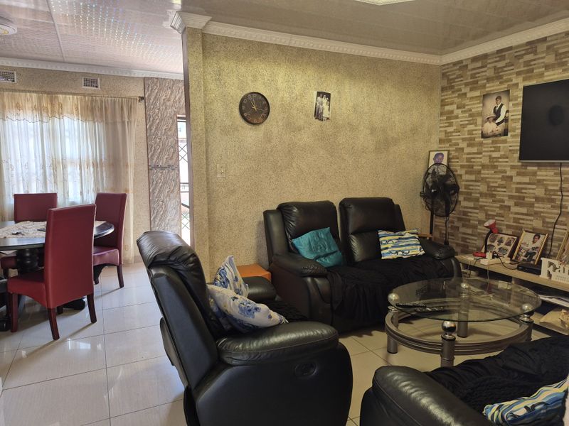 Charming 3 Bedroom Home in a Secure, Convenient Location - Photo 5