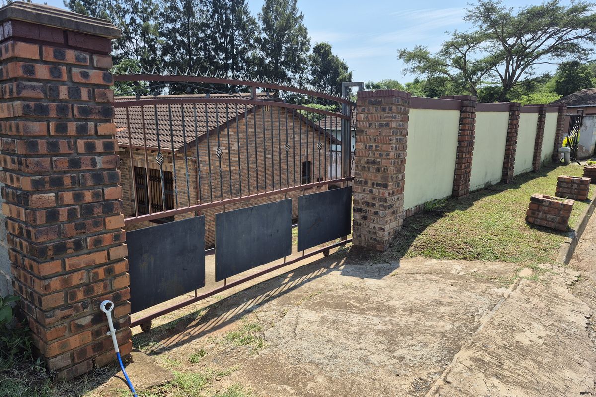 Charming 3 Bedroom Home in a Secure, Convenient Location - Photo 2