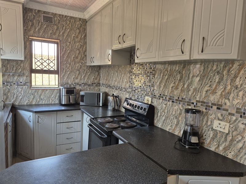 Charming 3 Bedroom Home in a Secure, Convenient Location - Photo 10