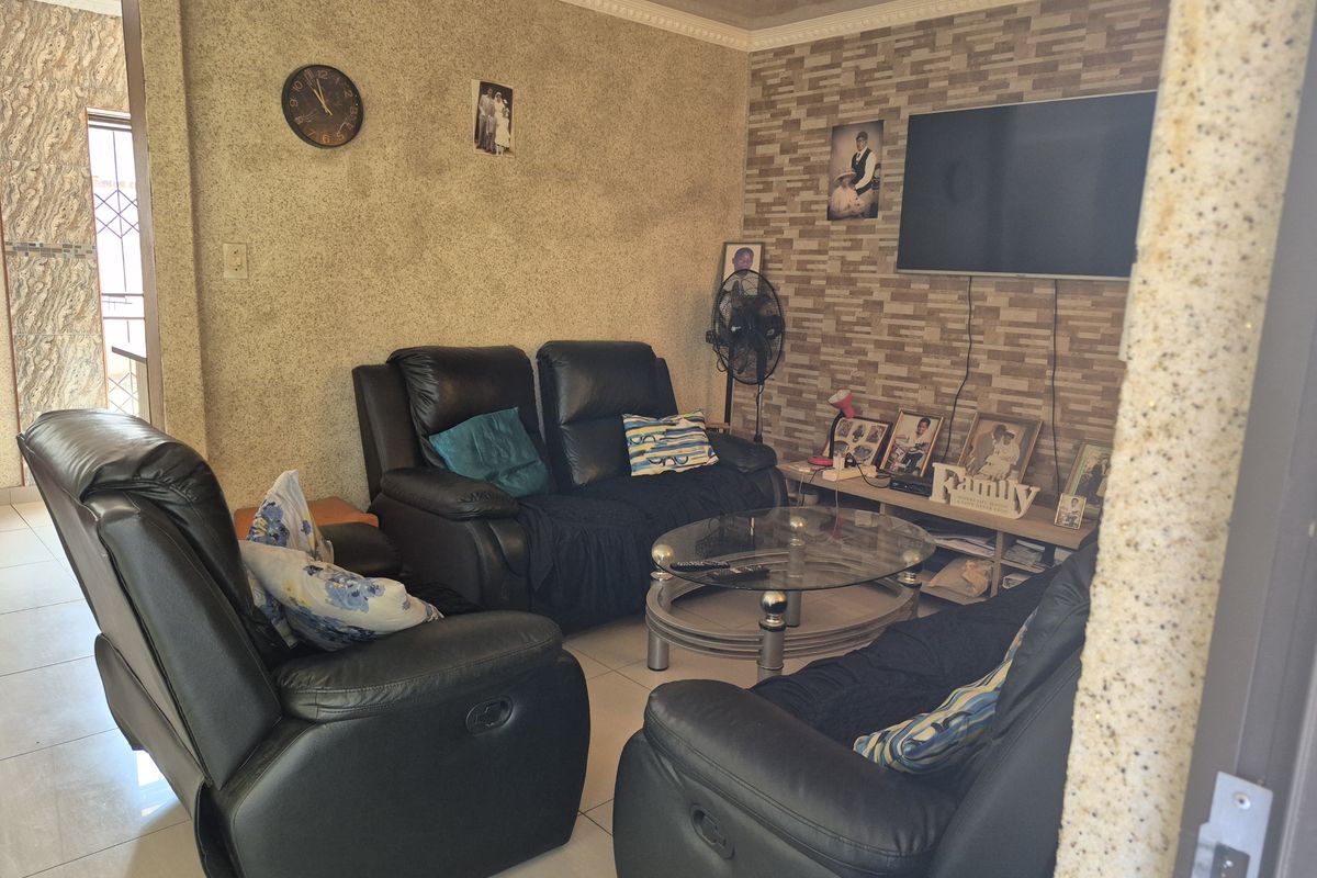 Charming 3 Bedroom Home in a Secure, Convenient Location - Photo 4