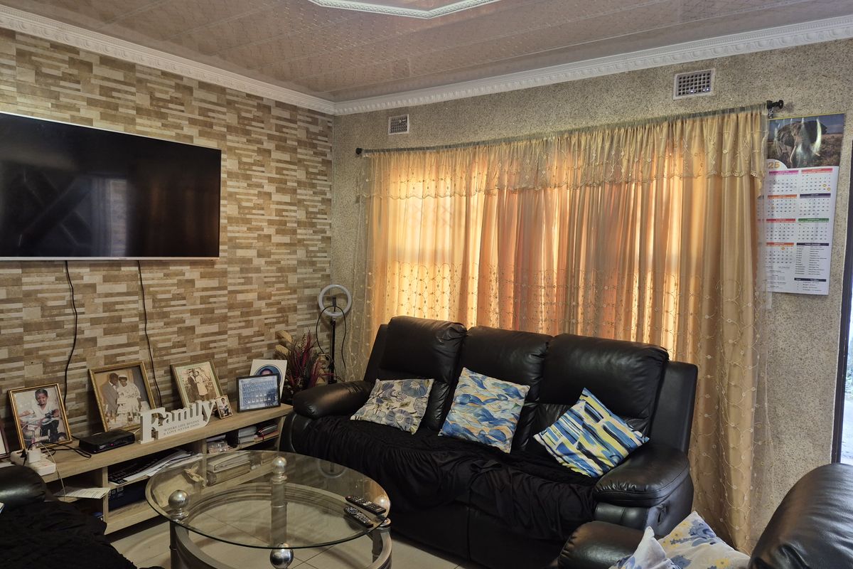 Charming 3 Bedroom Home in a Secure, Convenient Location - Photo 3