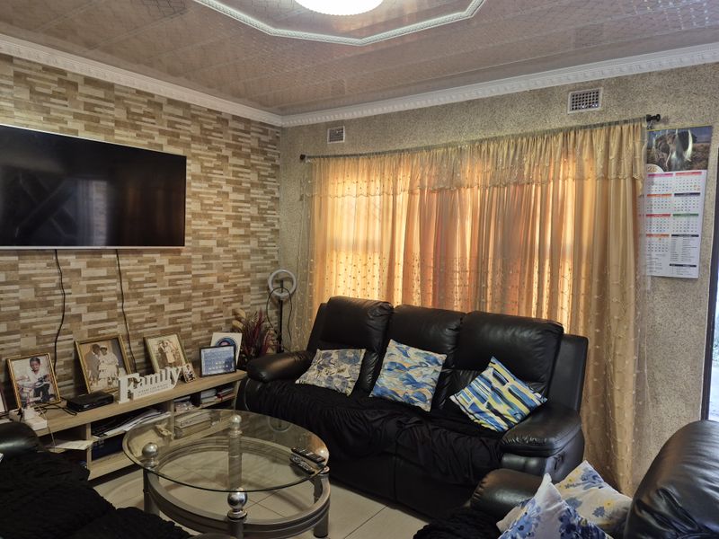 Charming 3 Bedroom Home in a Secure, Convenient Location - Photo 3