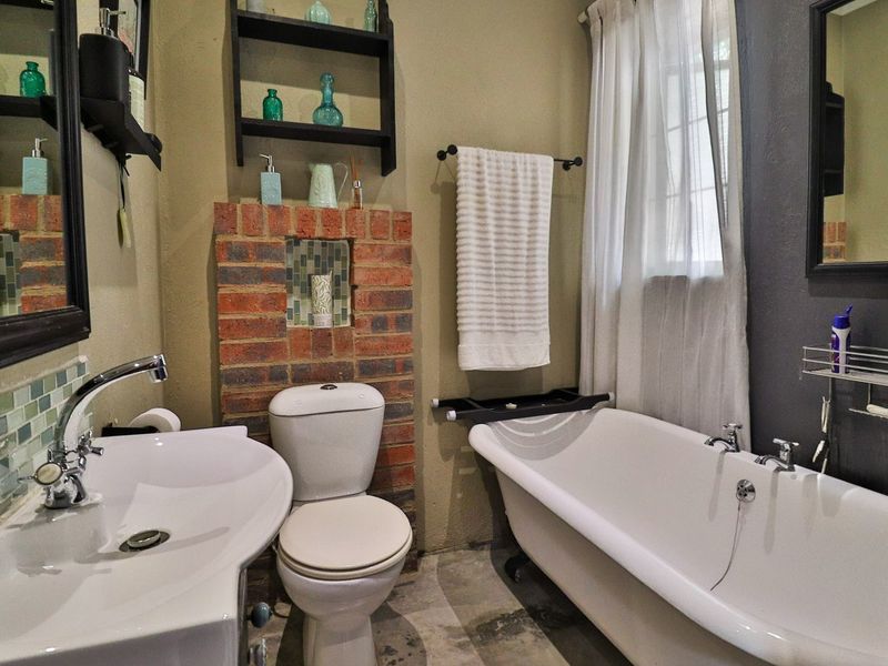 VERSATILE 5-BEDROOM FAMILY HOME WITH PRIVATE FLATLET & EXCEPTIONAL ENTERTAINMENT AREA - Photo 7